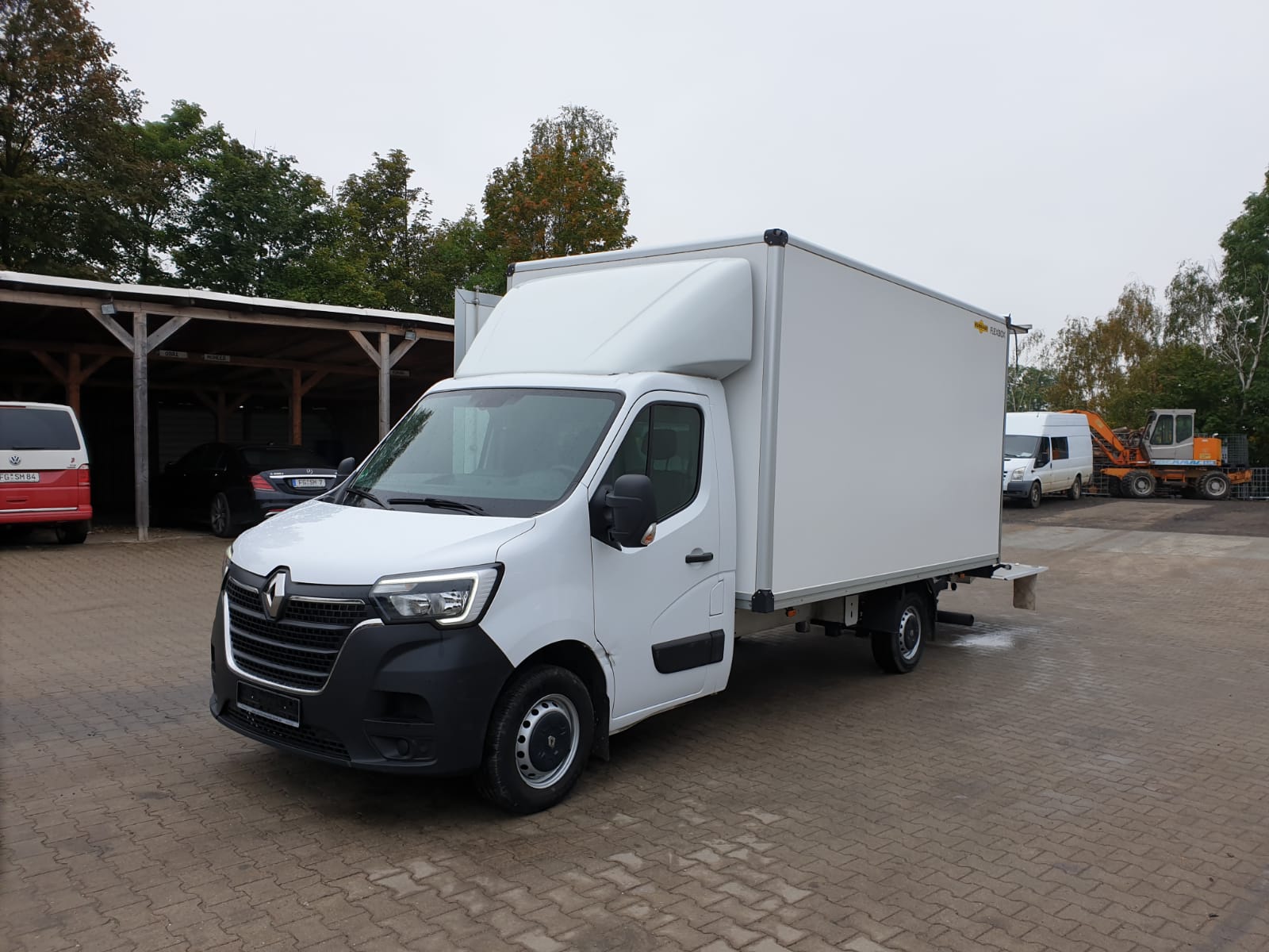 Renault Master skříň s hydraulickou rampou – celní pohled